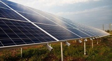 PV Anlage im grünen Feld wird von der Sonne beleuchtet und speichert mit dem Stromspeicher diese Energie